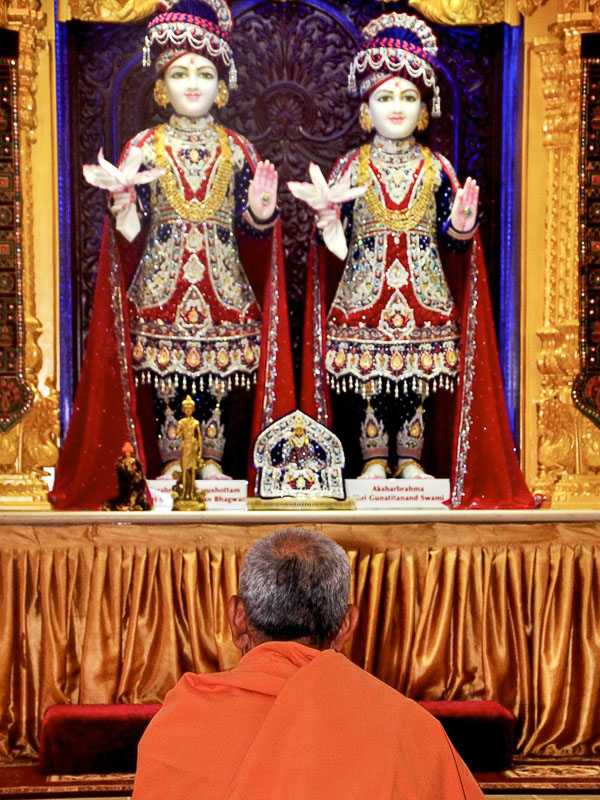 Pujya Mahant Swami doing darshan of Thakorji