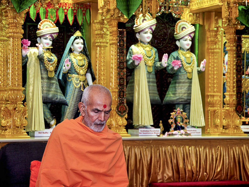 Pujya Mahant Swami doing mansi puja 