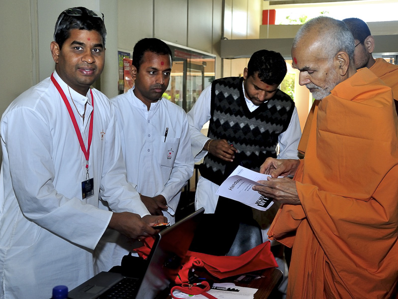 Pujya Mahant Swami visits shibir registration desk 