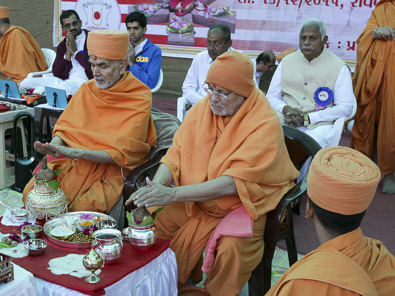 Mahapuja rituals being performed by Pujya Keshavjivan Swami (Pujya Mahant Swami) and Pujya Ishwarcharan Swami