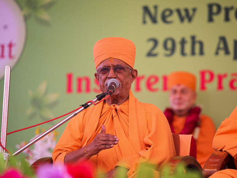 Pujya Swayamprakash Swami (Pujya Doctor Swami) addresses the assembly