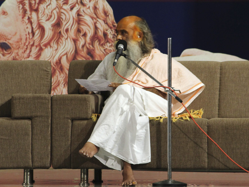Pujya Rajendra Bapu addresses the assembly