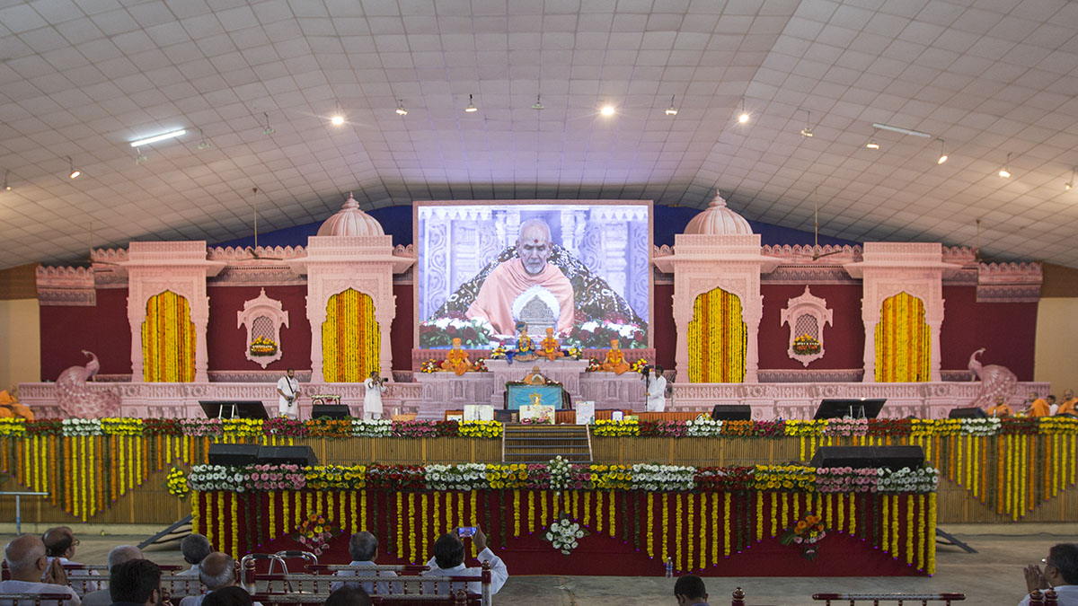 <a href="http://www.baps.org/News/2016/HH-Mahant-Swami-Maharajs-83rd-Birth-Anniversary-Assembly-10288.aspx" target="_blank">HH Mahant Swami Maharaj's 83rd Birth Anniversary Assembly - Click here to see more photos</a>