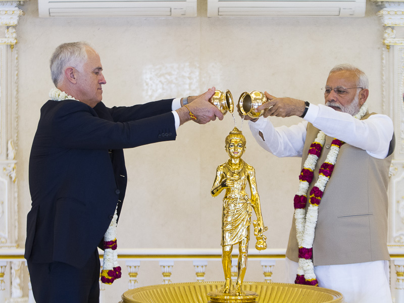 PM Modi and PM Turnbull perform abhishek of Shri Nilkanth Varni