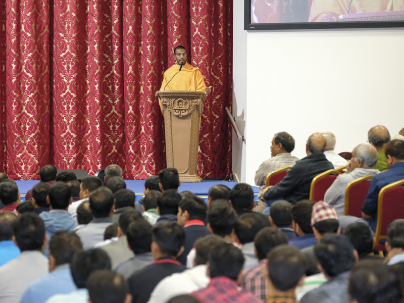 Vedantpriya Swami addresses the assembly