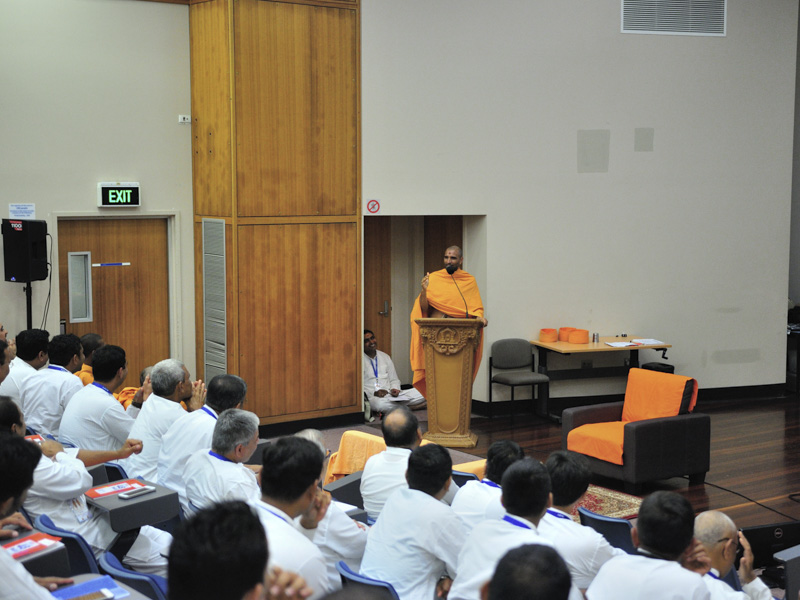 Paramchintan Swami addresses the karyakar shibir