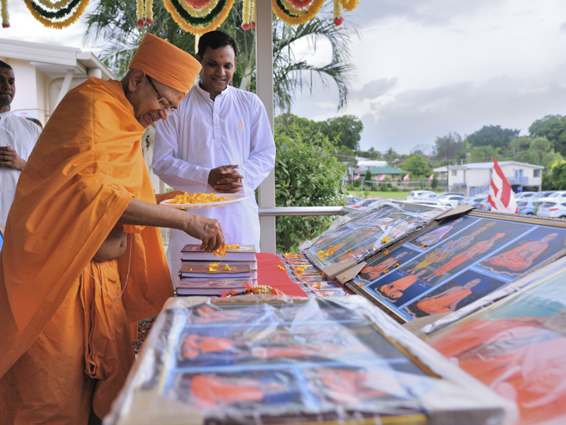 Pujya Tyagvallabh Swami sanctifies books and murtis