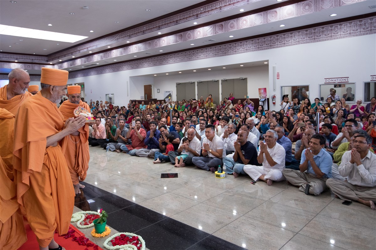 Swamishri greets devotees with folded hands