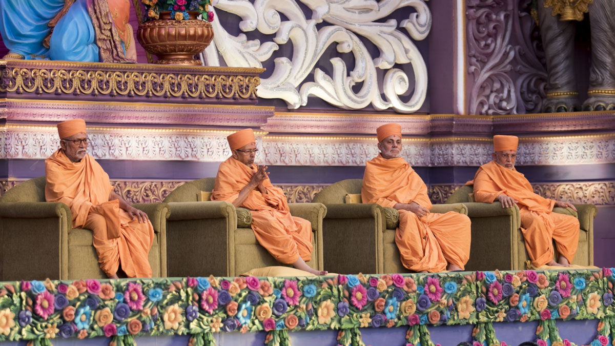 Pujya Bhaktipriya Swami (Kothari Swami), Pujya Tyagvallabh Swami, Pujya Viveksagar Swami and Pujya Ghanshyamcharan Swami during the assembly