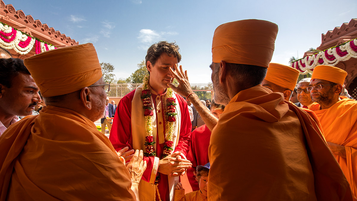 Anandswarup Swami applies chandlo to PM Justin Trudeau