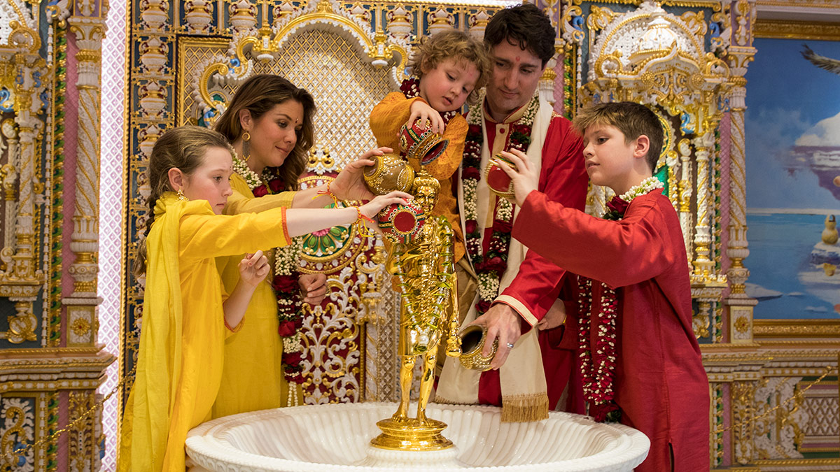 PM Justin Trudeau and his family perform abhishek of Shri Nilkanth Varni