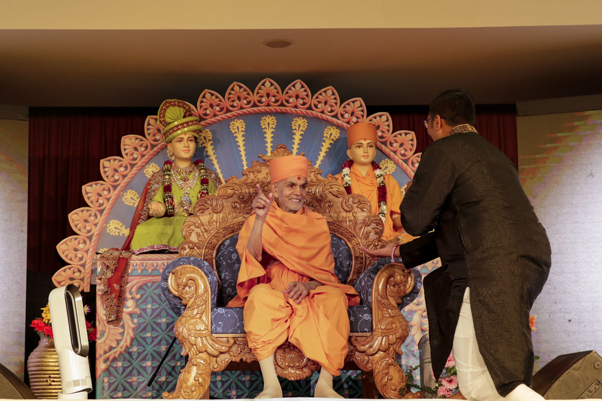 Swamishri blesses a kishore