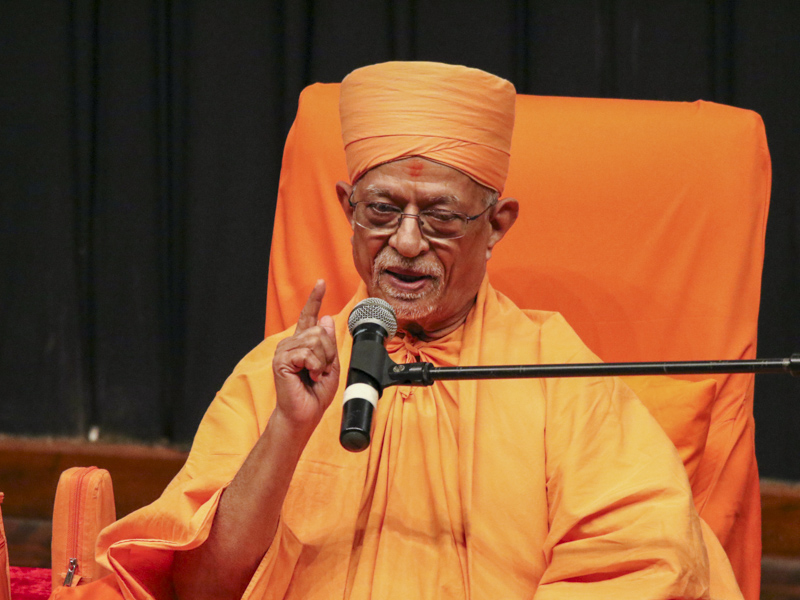Pujya Doctor Swami blesses the assembly