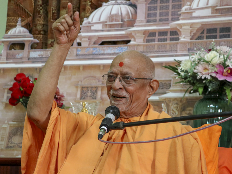 Pujya Doctor Swami blesses the morning assembly