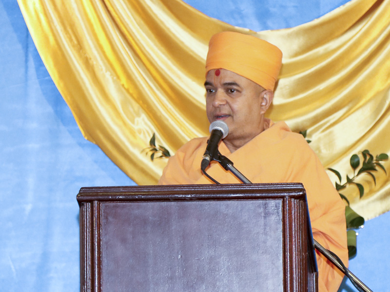 Brahmavihari Swami addresses the assembly