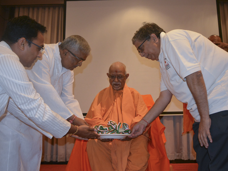 Pujya Doctor Swami sanctifies mementos