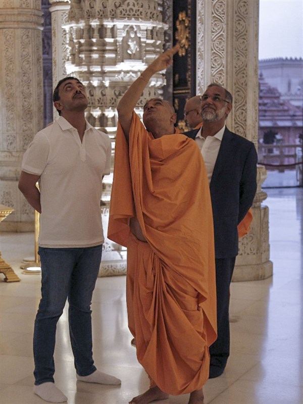 His Highness Sheikh Abdullah bin Zayed Al Nahyan observes the Akshardham monument