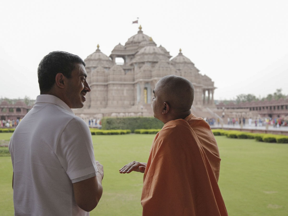 His Highness Sheikh Abdullah bin Zayed Al Nahyan observes Akshardham monument