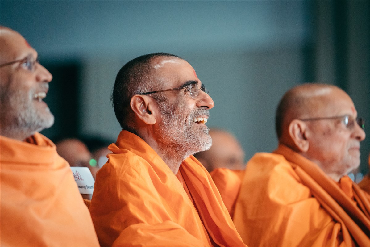 Pujya Swamis enjoy the evening session