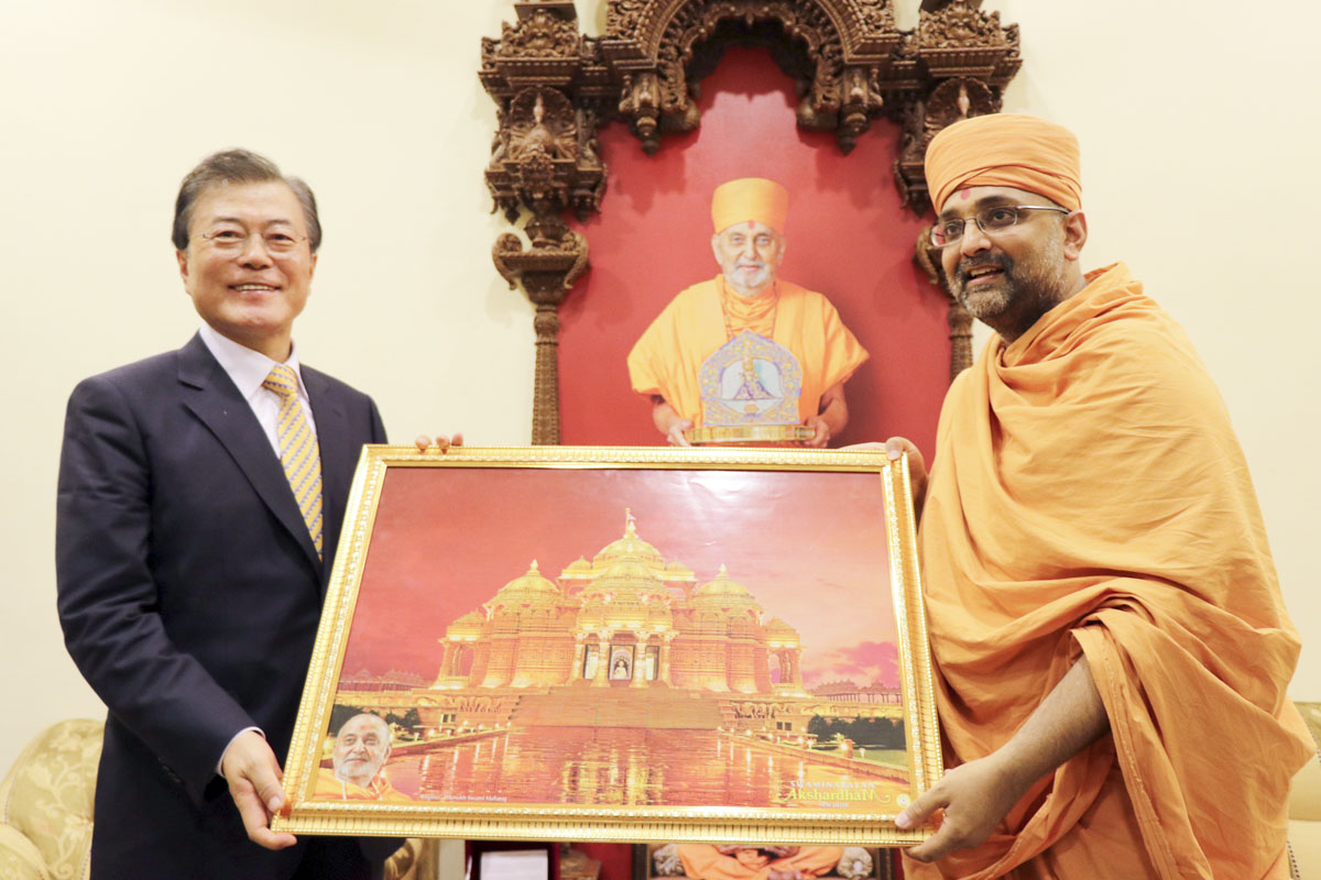 Gnanmuni Swami presents a memento to President Moon
