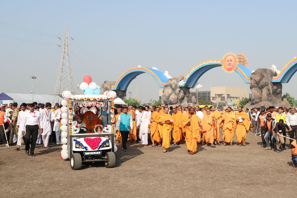 Swamishri visits Swaminarayan Nagar <br><a href='https://www.baps.org/Photos/2018/8-December-2018-17578.aspx?mid=152693' target='blank' style='text-decoration:underline; color:blue;' >For more photos</a>