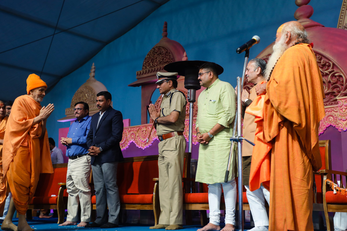 Swamishri greets invited guest with 'Jai Swaminarayan'