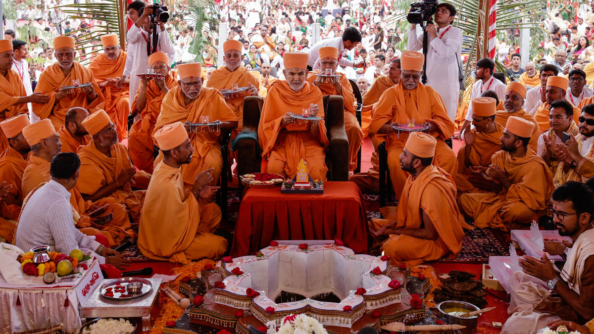 Swamishri participates in Shri Swaminarayan Vishwashanti Mahayagna<br><a href='https://www.baps.org/Photos/2018/10-December-2018-17607.aspx?mid=152693' target='blank' style='text-decoration:underline; color:blue;' >more photos</a>