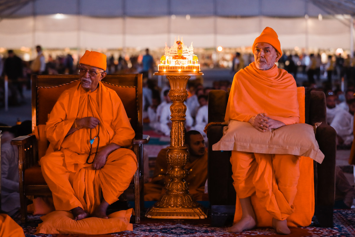 Swamishri during the evening satsang assembly<br><a href='https://www.baps.org/Photos/2018/10-December-2018-17607.aspx?mid=152693' target='blank' style='text-decoration:underline; color:blue;' >more photos</a>