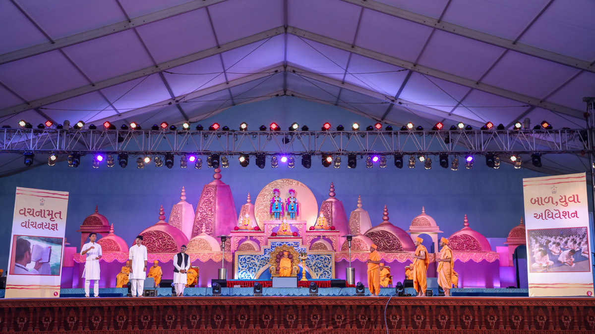 Swamishri during the evening satsang assembly <br><a href='https://www.baps.org/Photos/2018/11-December-2018-17610.aspx?mid=152693' target='blank' style='text-decoration:underline; color:blue;' >more photos</a>