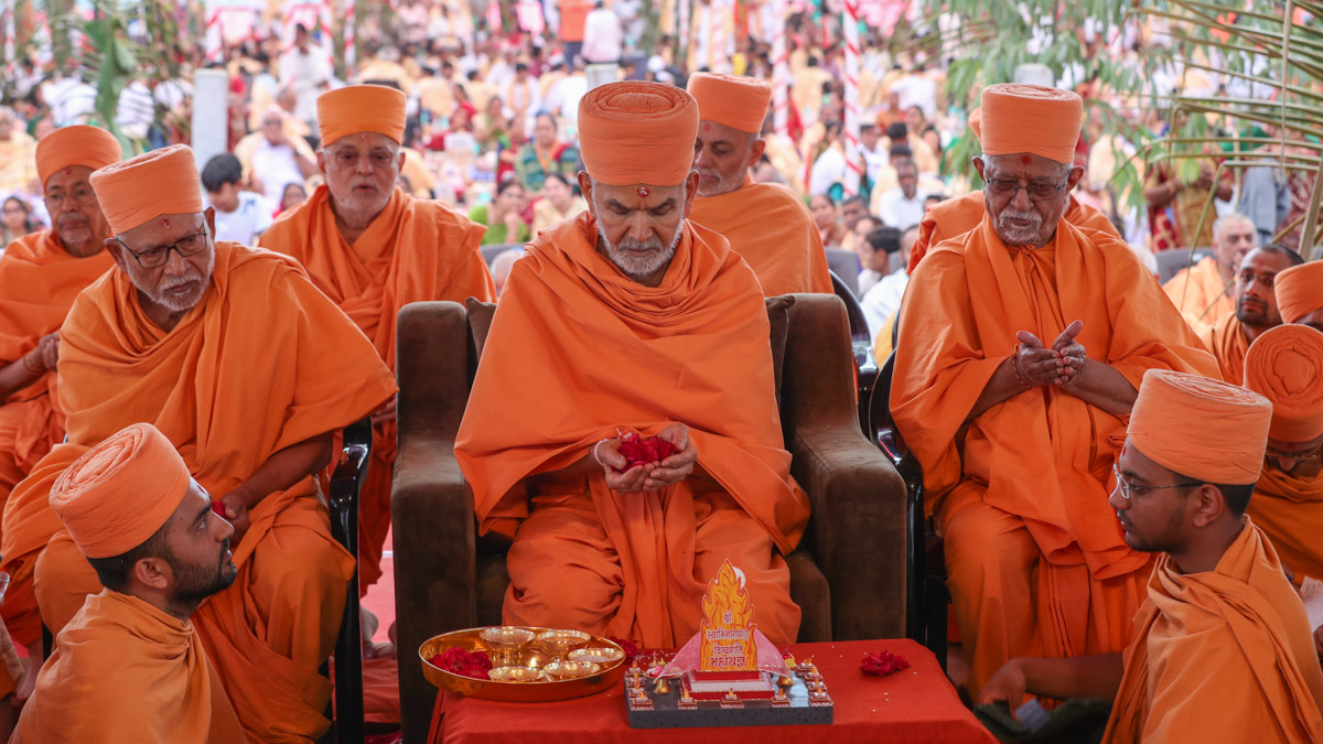 Swamishri and senior sadhus offer mantra-pushpanjali