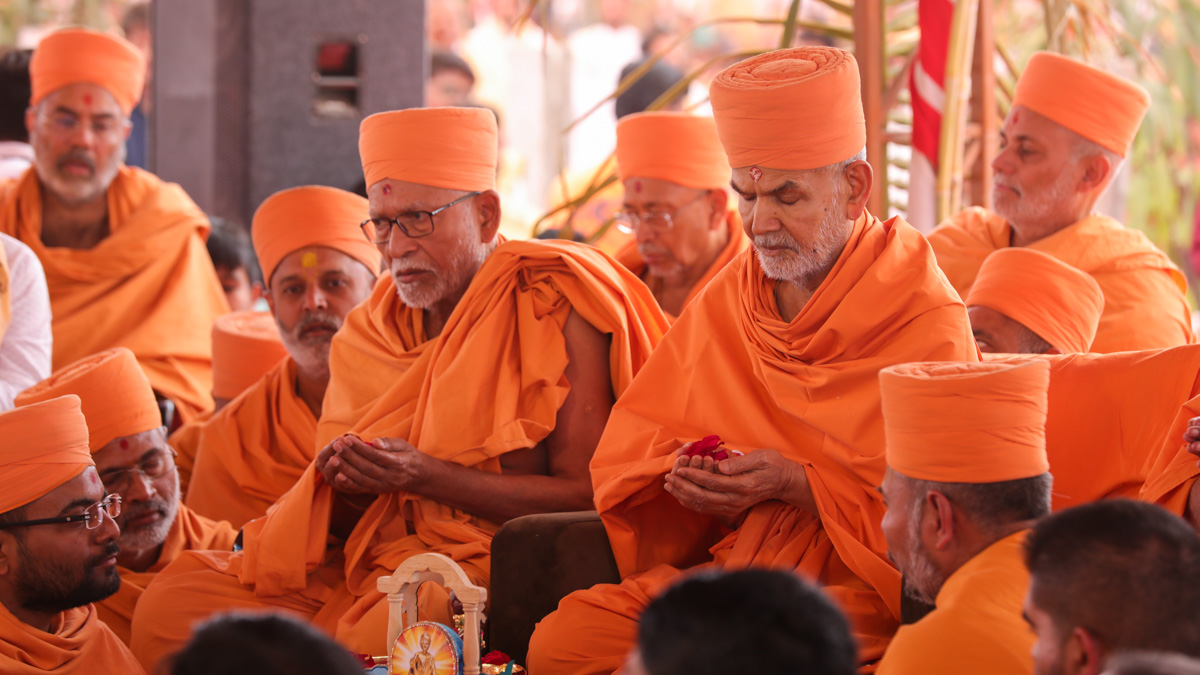 Swamishri and senior sadhus offer mantra-pushpanjali