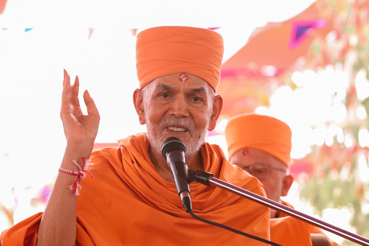 Swamishri blesses devotees