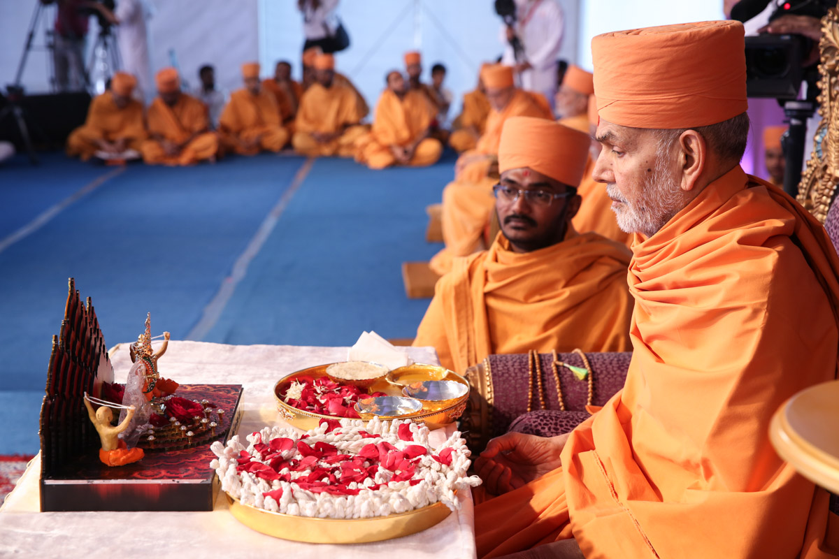 Swamishri sanctifies janois during the diksha ceremony