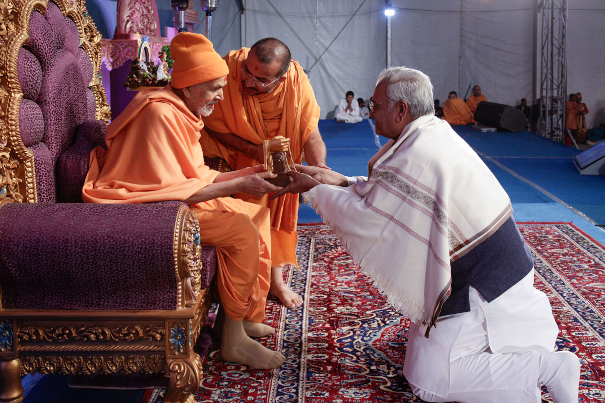 Swamishri presents mementos to invited guests