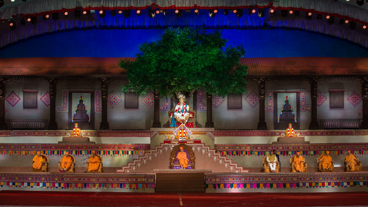 Swamishri, senior sadhus and Shri Vijaybhai Rupani during the assembly