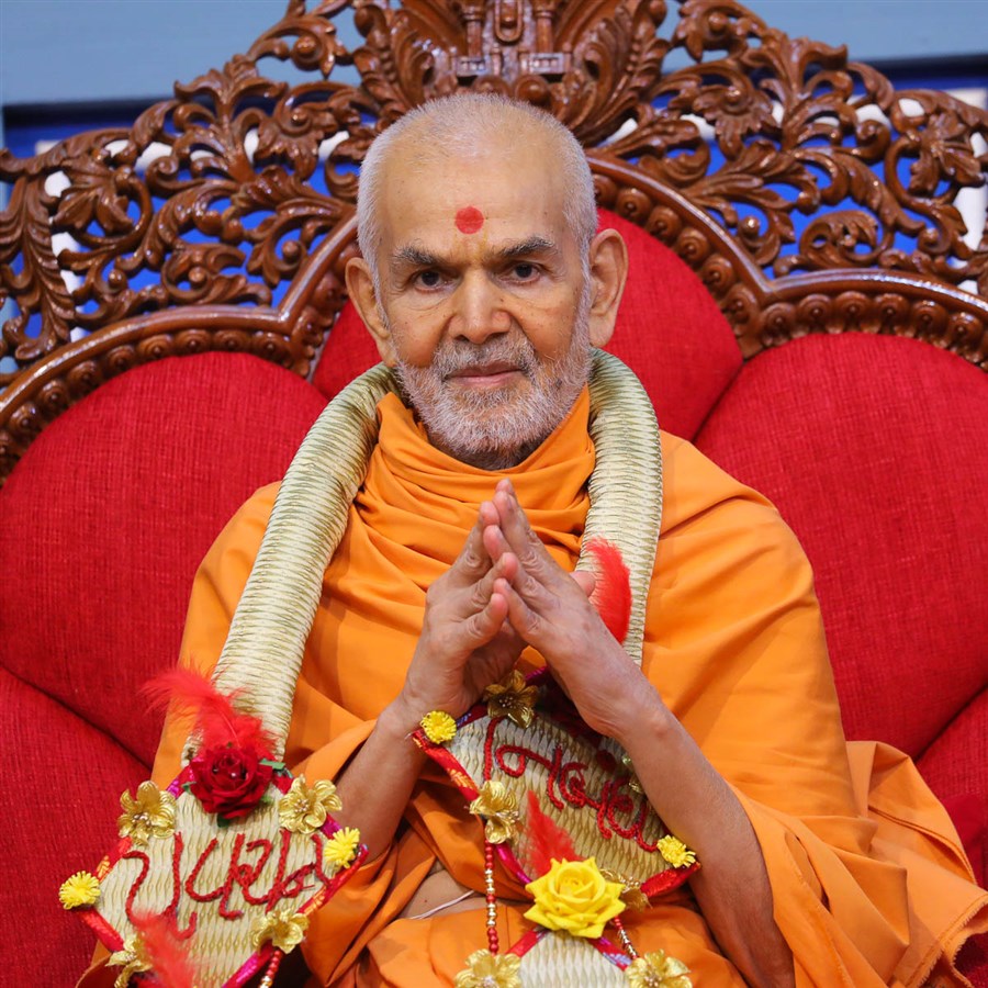 Swamishri honored with a garland