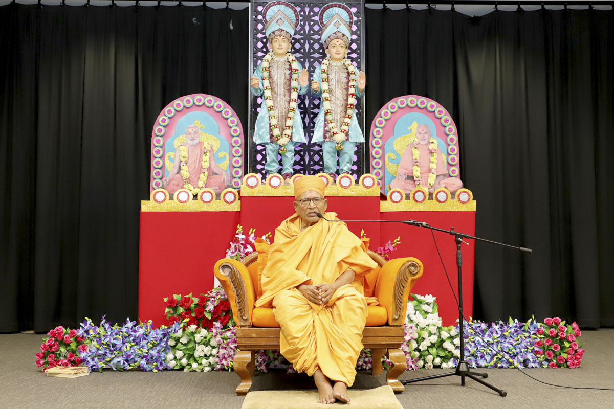 Pujya Kothari Swami delivers a discourse