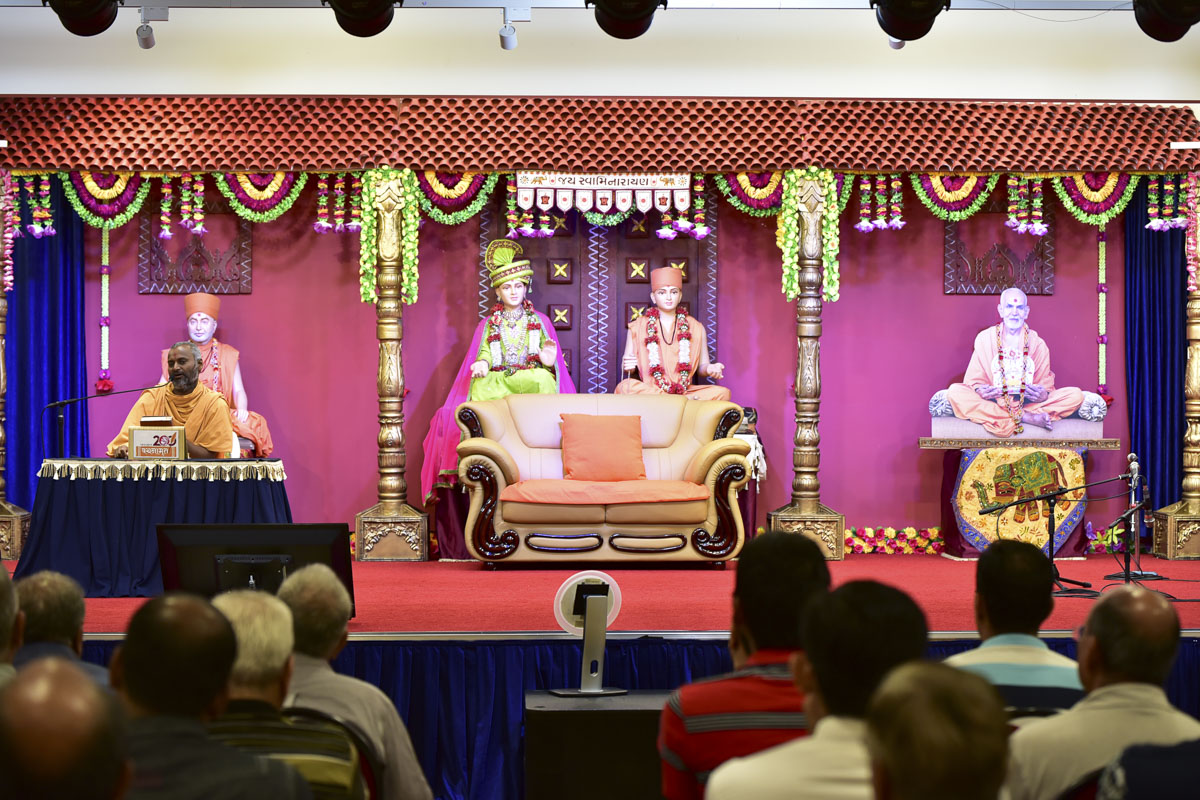 Akhandmangal Swami addresses the assembly