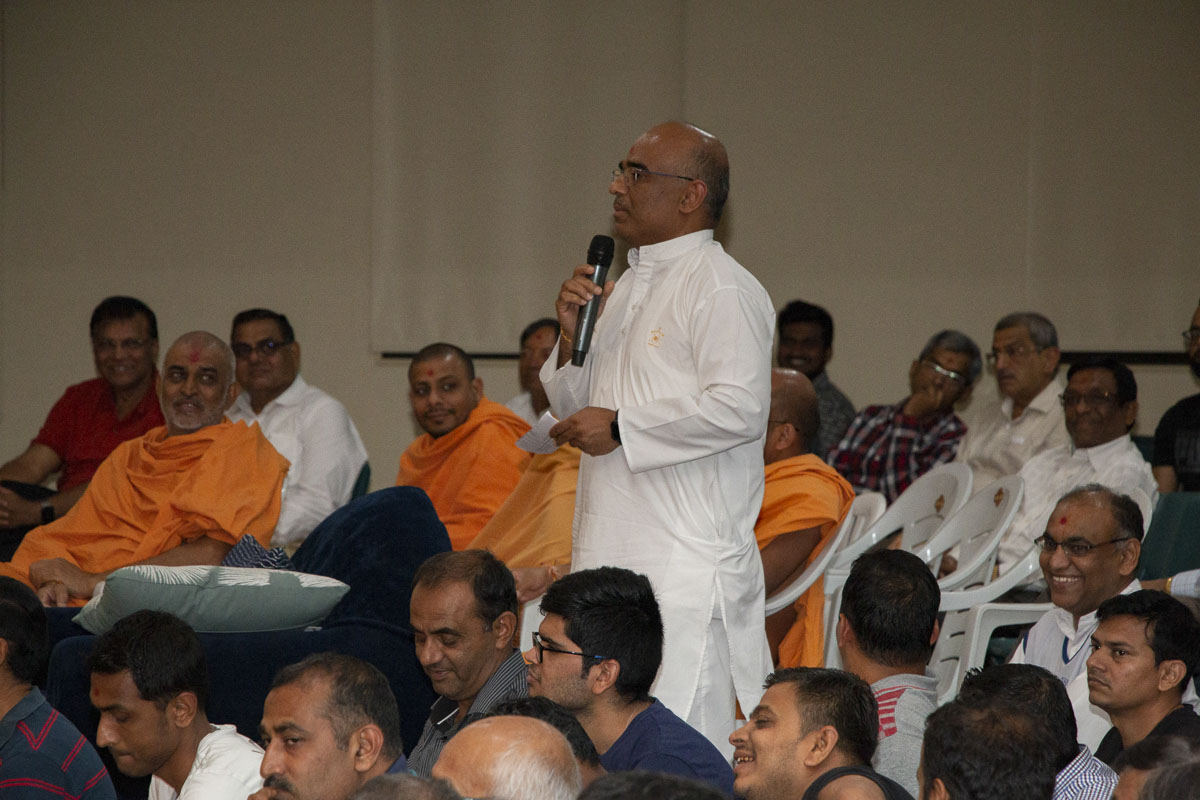 Devotees during the assembly