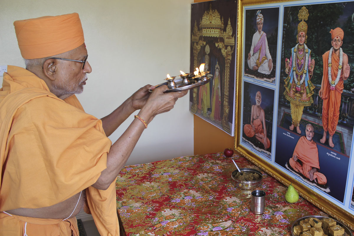 Pujya Kothari Swami performs the arti