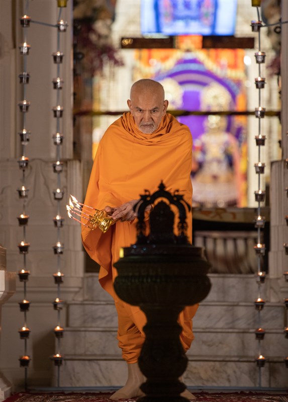 Swamishri performs the morning arti