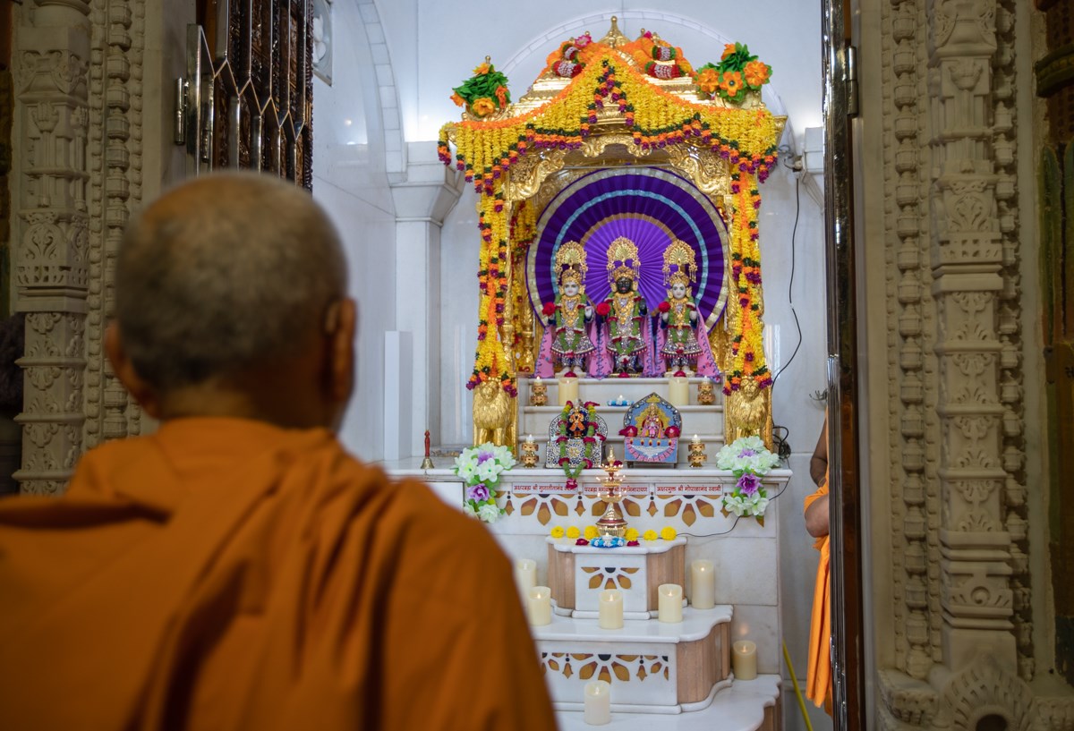 Swamishri engrossed in darshan of Thakorji