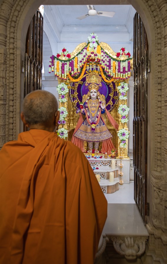 Swamishri engrossed in darshan of Shri Ghanshyam Maharaj