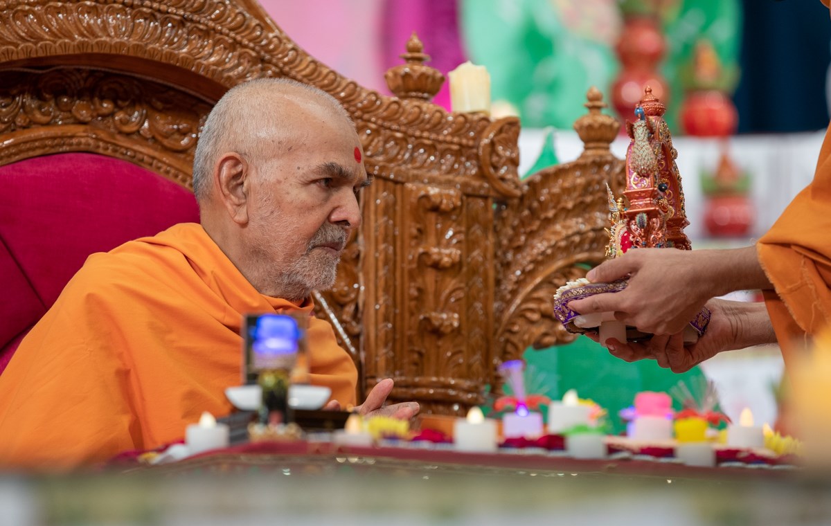 Swamishri engrossed in darshan of Shri Harikrishna Maharaj 