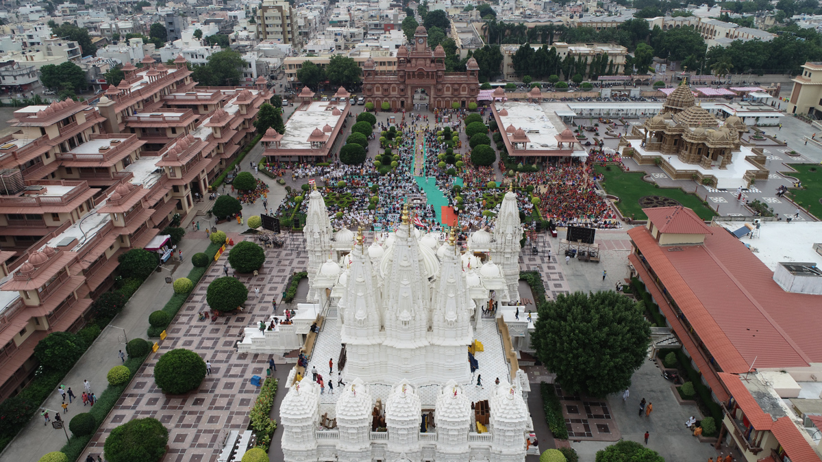 Mahapuja rituals being performed during Chopda Pujan in the mandir grounds in the evening