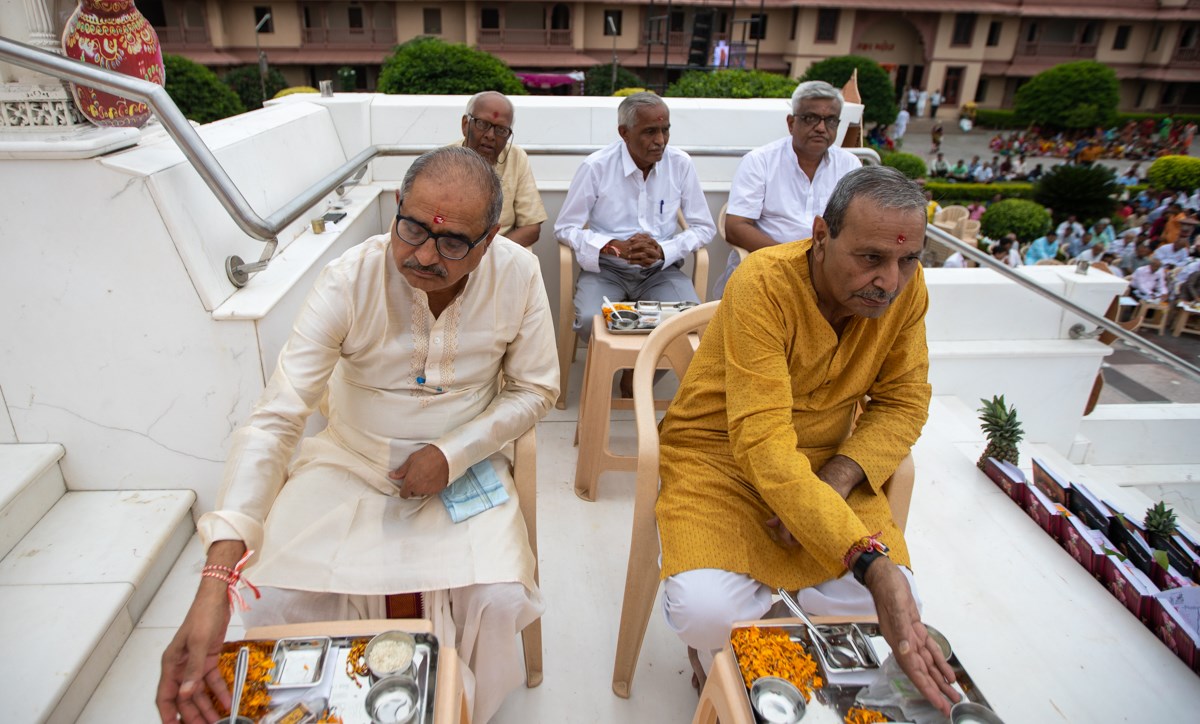 Devotees during the Chopda Pujan mahapuja