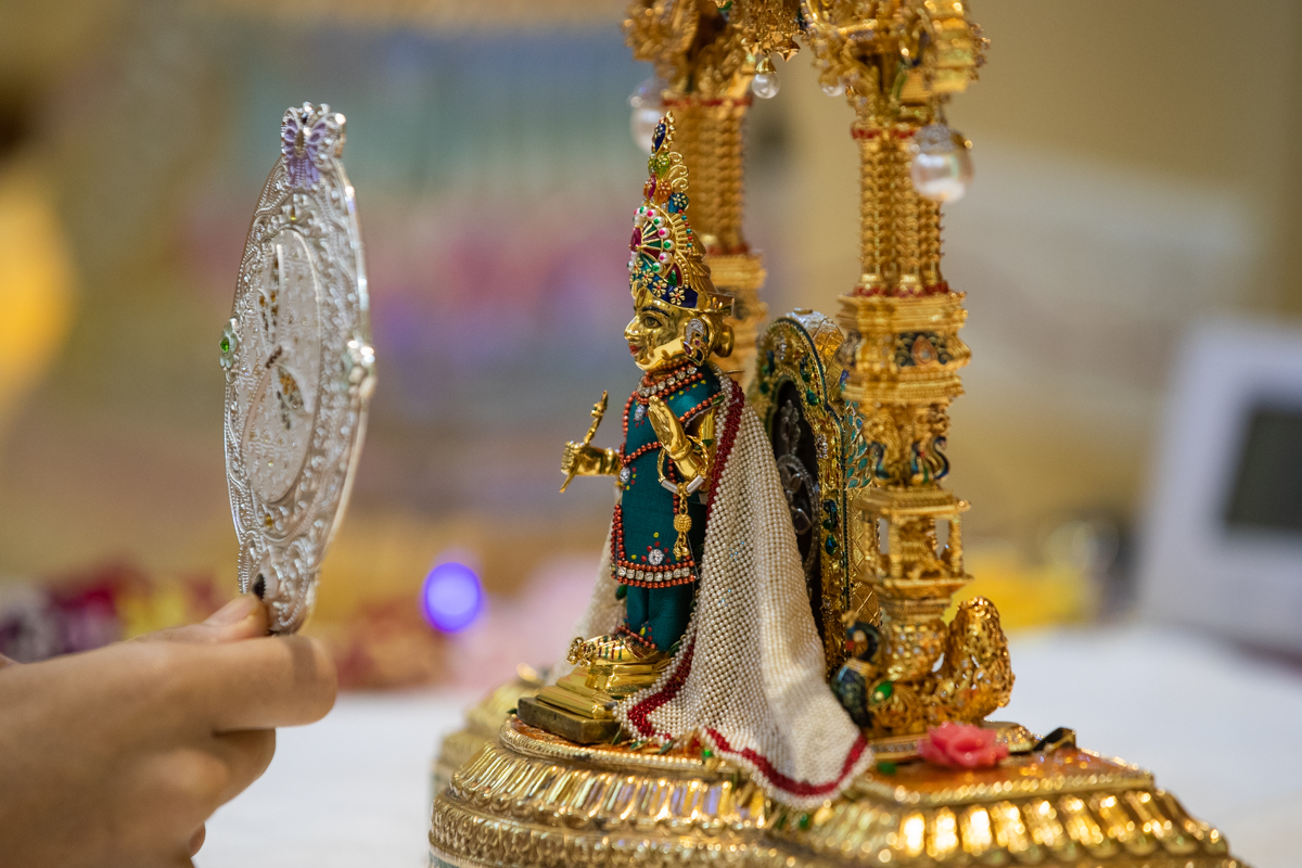 Shri Harikrishna Maharaj morning darshan