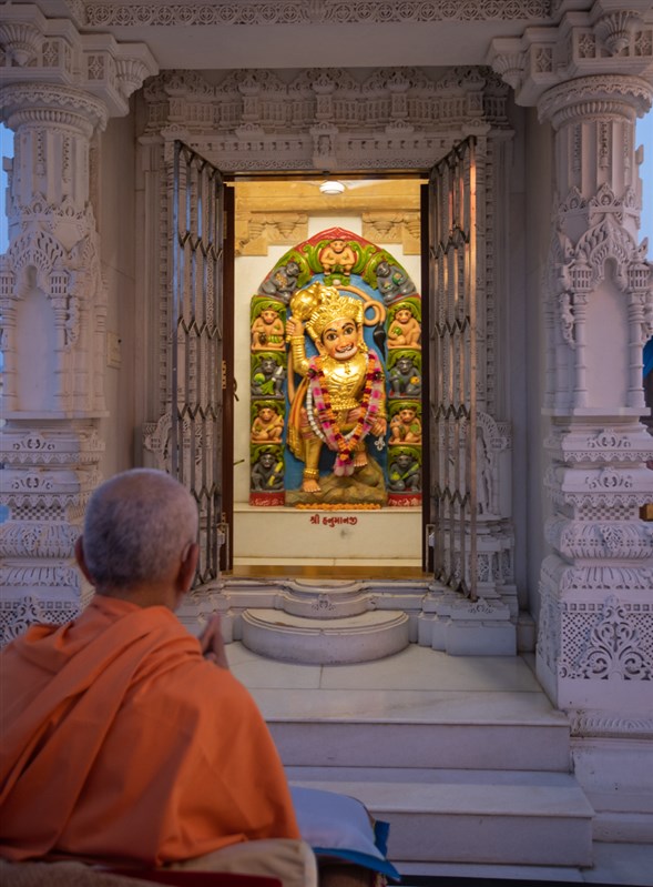 Swamishri engrossed in darshan of Shri Hanumanji
