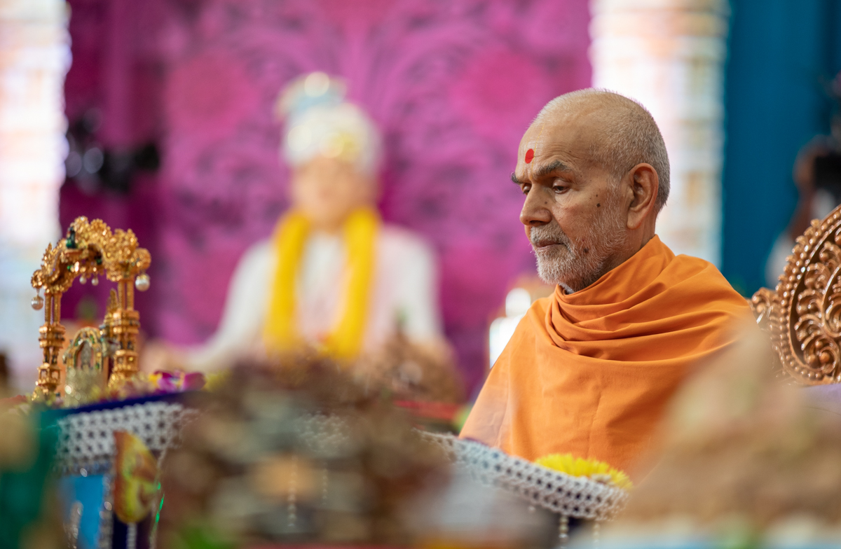 Swamishri performs his daily puja