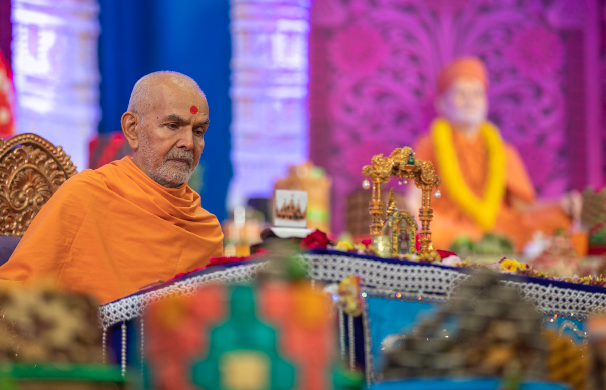 Swamishri performs his daily puja
